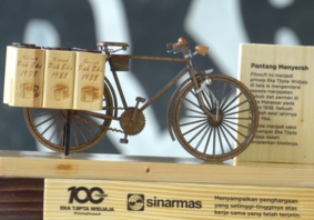 Miniatur model sepeda dari Eka Tjipta Widjaja mendatangi pembeli