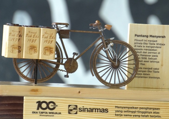 Miniatur model sepeda dari Eka Tjipta Widjaja mendatangi pembeli