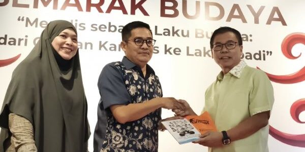 Format Serahkan Buku Memoar Teropong II, Sofyan Tan: Menulis Sebagai Wujud Kemerdekaan

