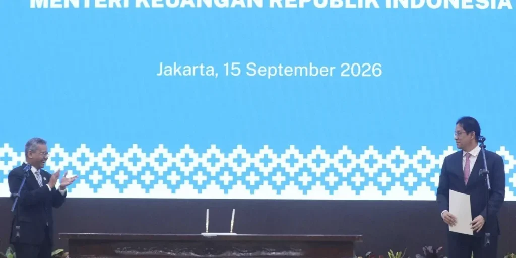 Menteri Keuangan Suahasil Nazara (kiri) bersama Purbaya Yudhi Sadewa saat serah terima jabatan di Kemenkeu, Jakarta, Selasa (15/9/2026)

