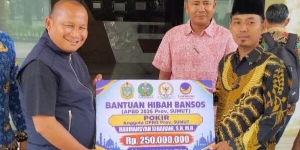 Anggota DPRD Sumut Rahmansyah Sibarani serahkan bantuan hibah dari APBD Provinsi Sumatera Utara Tahun Anggaran 2026