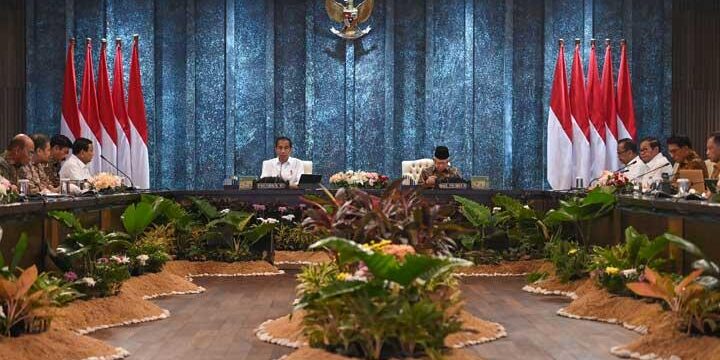 Presiden Joko Widodo didampingi Wakil Presiden Ma'ruf Amin memimpin sidang kabinet paripurna di Istana Garuda, Ibu Kota Nusantara (IKN), Penajam Paser Utara, Kalimantan Timur, Senin 12 Agustus 2024. Sidang kabinet yang pertama kali diadakan di IKN tersebut membahas evaluasi pemerintahan pada tahun ini serta perencanaan tahun depan termasuk transisi pemerintahan Presiden terpilih Prabowo Subianto dan Wakil Presiden terpilih Gibran Rakabuming Raka. 