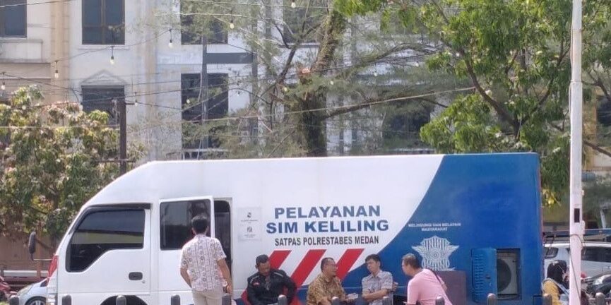 Mobil SIM Keliling, parkir di MTC Medan melayani masyarakat perpanjangan SIM. (Foto: Fadmin Malau)

