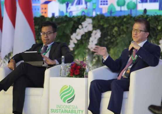 Chairman Sinar Mas Agribusiness Food, Franky Oesman Widjaja (kanan) saat memberikan pemaparan di acara kegiatan Indonesia Sustainability Forum