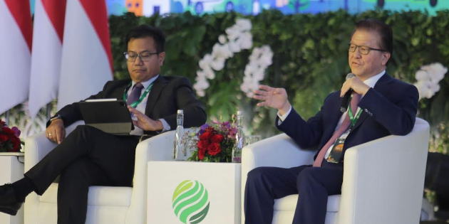 Chairman Sinar Mas Agribusiness Food, Franky Oesman Widjaja (kanan) saat memberikan pemaparan di acara kegiatan Indonesia Sustainability Forum