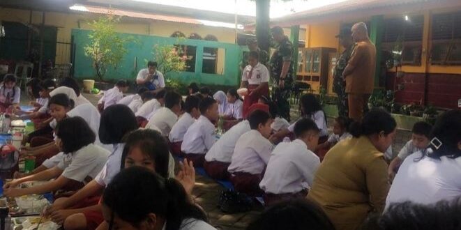 Makanan bergizi gratis kepada siswa SDN 067246 Medan 

