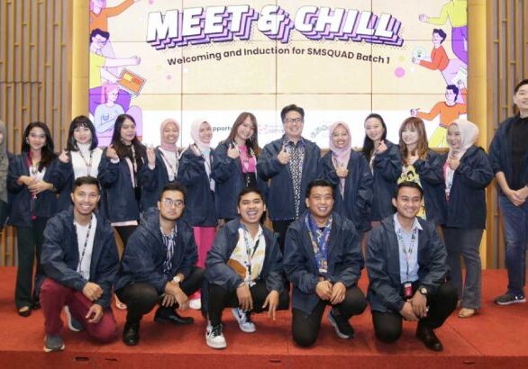 Managing Director Sinar Mas, Ferry Salman berfoto bersama personel gelombang pertama SMSquad