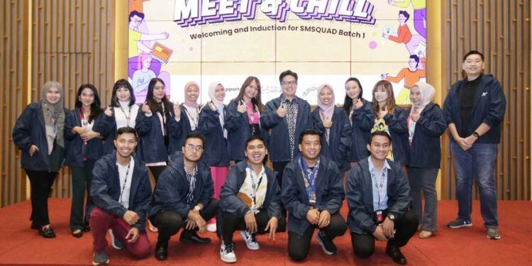 Managing Director Sinar Mas, Ferry Salman berfoto bersama personel gelombang pertama SMSquad