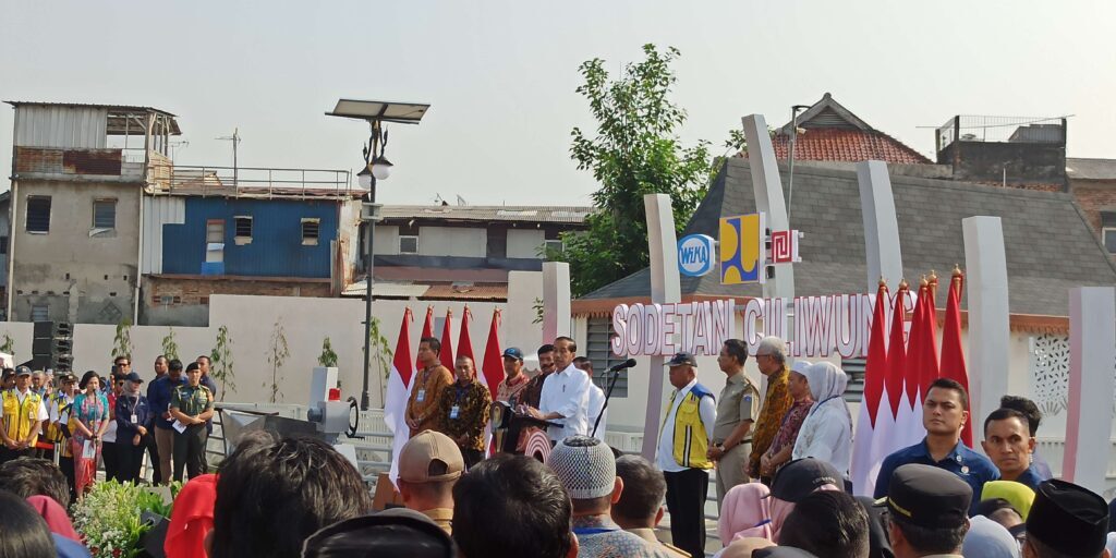 Presiden Joko Widodo meresmikan Inlet Sodetan Ciliwung di Jakarta, Senin (31/7/2023).