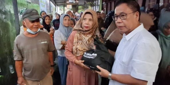 Sofyan Tan membagikan Sembako yang katanya habis 