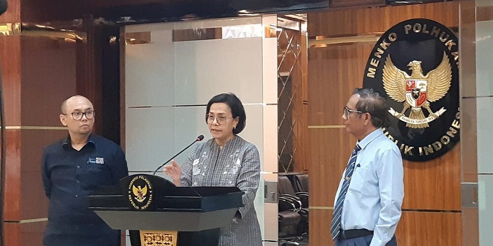 Menkeu Sri Mulyani dan Kepala Pusat Pelaporan dan Analisis Transaksi Keuangan (PPATK) Ivan Yustiavandana dan Menkopolhukam Mahfud MD melakukan konferensi pers di kantor Kemenkopolhukam, Senin (20/3 - 2023).

