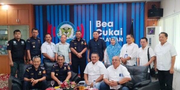 Kepala KP Bea Cukai Belawan, Agus Sujendro, bersama Ketua DPW Gafeksi/ILFA Sumut, Surianto, dan jajaran pengurus saat audiensi