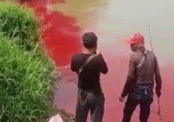 Sungai Cisadane di kawasan Kavling Serpong, Tangerang Selatan yang mendadak berubah merah


