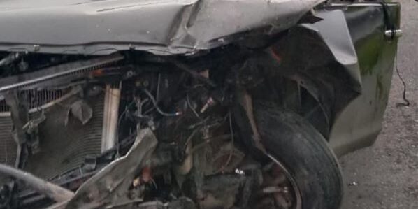 Mobil Toyota Kijang Innova BK 1316 HG mengalami kerusakan parah pada bagian depan setelah menabrak bagian belakang truk Mitsubishi Engkel 