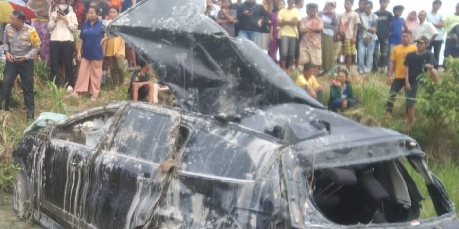 
Toyota Rush terguling jatuh di areal persawahan
