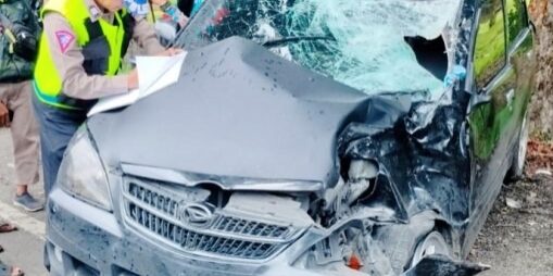 Mobil kontra sepeda motor di Teluk Mengkudu


