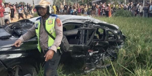 Mobil Toyota Avanza terseret ke areal persawahan usai disambar Kereta Api Siantar Express di Dusun V Peringgan, Desa Pon, Kecamatan Sei Bamban
