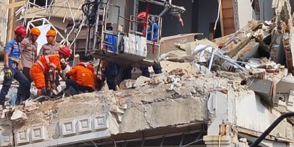 Tim gabungan mengevakuasi korban terakhir dibawah reruntuhan rumah dan semua korban telah ditemukan