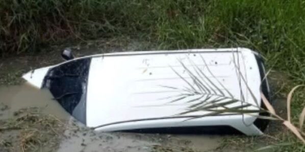 Mobil Toyota Avanza putih terjun ke parit di Jalan Belidaan Sei Rampah–Dolok Masihul, Sergai

