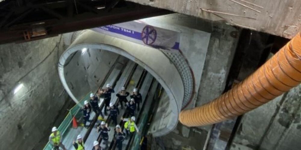 Tim konstruksi berfoto di depan tunnel atau terowongan bawah tanah MRT Jakarta - Dok. PT MRT Jakarta

