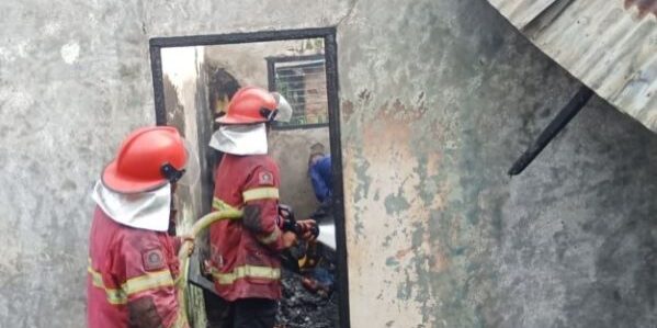 Petugas pemadam kebakaran memadamkan api yang membakar rumah di Kecamatan Galang, Deli Serdang