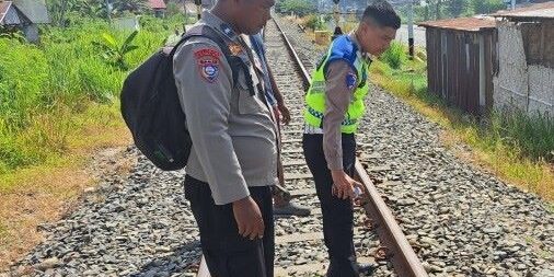 Personel Satlantas Polres Batu Bara melakukan olah TKP di lokasi kecelakaan kereta api yang menewaskan Akiong pada Senin (1/6/2026) pagi


