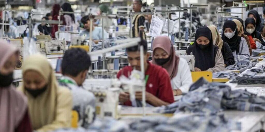 Ilustrasi. Suasana kerja di sebuah pabrik garmen di Jawa Tengah. Industri Tekstil dan Produk Tekstil menjadi salah satu industri yang kinerjanya masih terkontraksi hingga Agustus 2024.