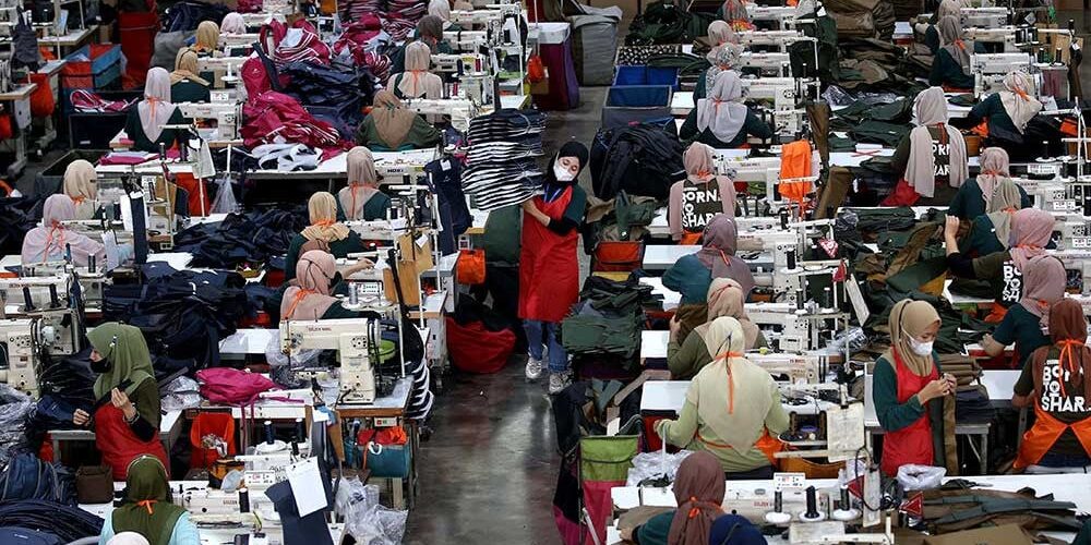Karyawan beraktivitas di salah satu pabrik di Jawa Barat.

