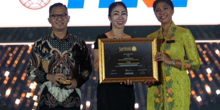 Yulina Hastuti, menerima penghargaan Superbrands Indonesia

