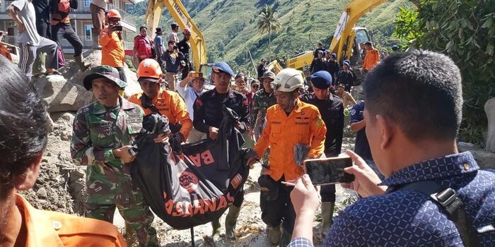 Tim SAR gabungan mengevakuasi jasad korban. (Foto: Dok Basarnas Medan)

