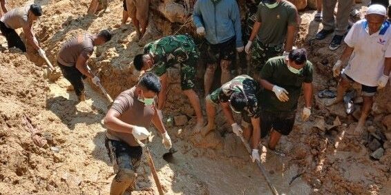 Pencarian korban bencana longsor di Kota Sibolga berhasil menemukan jenazah seorang anak perempuan berusia 12 tahun