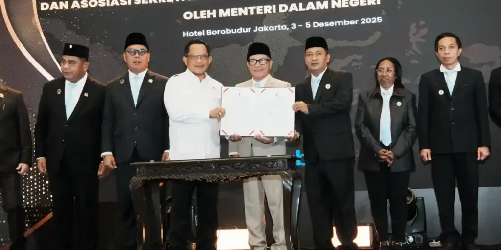 Mendagri Tito Karnavian mengukuhkan Pengurus ADPSI dan ASDEPSI 2025–2030 serta menegaskan pentingnya optimalisasi fungsi pengawasan DPRD, efisiensi anggaran, inovasi pendapatan daerah, dan perizinan yang pro-UMKM. 


