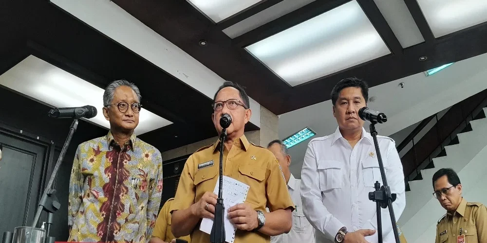 Kiri ke Kanan: Menteri Pekerjaan Umum (PU) Dody Hanghodo; Menteri Dalam Negeri (Mendagri) Tito Karnavian; Menteri Perumahan dan Kawasan Permukiman (PKP) Maruarar Sirait usai melakukan penandatanganan Surat Keputusan Bersama (SKB) 3 Menteri di Kantor Kemendagri, Senin (25/11/2024).

