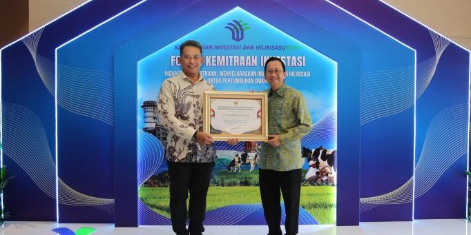 PT Tjiwi Kimia menerima penghargaan dari Kementerian Investasi

