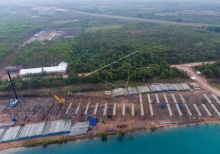 Foto udara pembangunan proyek jalan tol Trans Sumatera ruas Palembang-Bengkulu Seksi Indralaya-Prabumulih di Indralaya, Ogan Ilir (OI), Sumatera Selatan, Kamis(3/9/2020)