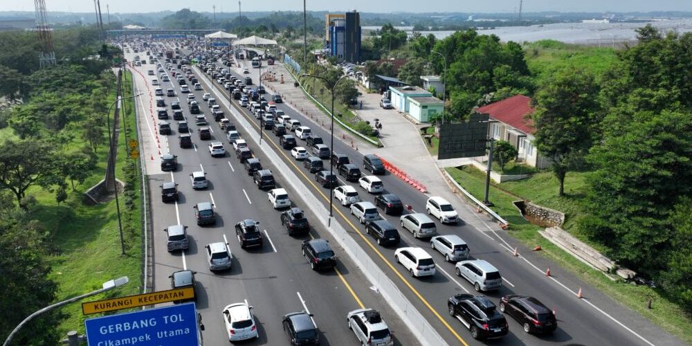 Kemacetan panjang terjadi di Gerbang Tol Cikampek Utama, Jalan Tol Jakarta-Cikampek pada arus mudik Lebaran 2023, Rabu (19/4 - 2023)

