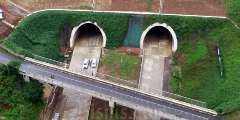Foto udara Jalan Tol Cileunyi-Sumedang-Dawuan (Cisumdawu) seksi dua di kawasan Ranca Kalong, Kabupaten Sumedang, Jawa Barat, Selasa (17/3). Kementerian Pekerjaan Umum &amp; Perumahan Rakyat (PUPR) menargetkan pembangunan jalan tol Cisumdawu bisa rampung pada akhir 2020. Jalan tol sepanjang 61,5 kilometer ini merupakan akses baru dari Bandung menuju Bandara Internasional Jawa Barat, Majalengka

