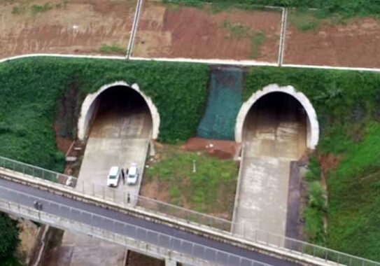 Foto udara Jalan Tol Cileunyi-Sumedang-Dawuan (Cisumdawu) seksi dua di kawasan Ranca Kalong, Kabupaten Sumedang, Jawa Barat, Selasa (17/3). Kementerian Pekerjaan Umum &amp; Perumahan Rakyat (PUPR) menargetkan pembangunan jalan tol Cisumdawu bisa rampung pada akhir 2020. Jalan tol sepanjang 61,5 kilometer ini merupakan akses baru dari Bandung menuju Bandara Internasional Jawa Barat, Majalengka.

