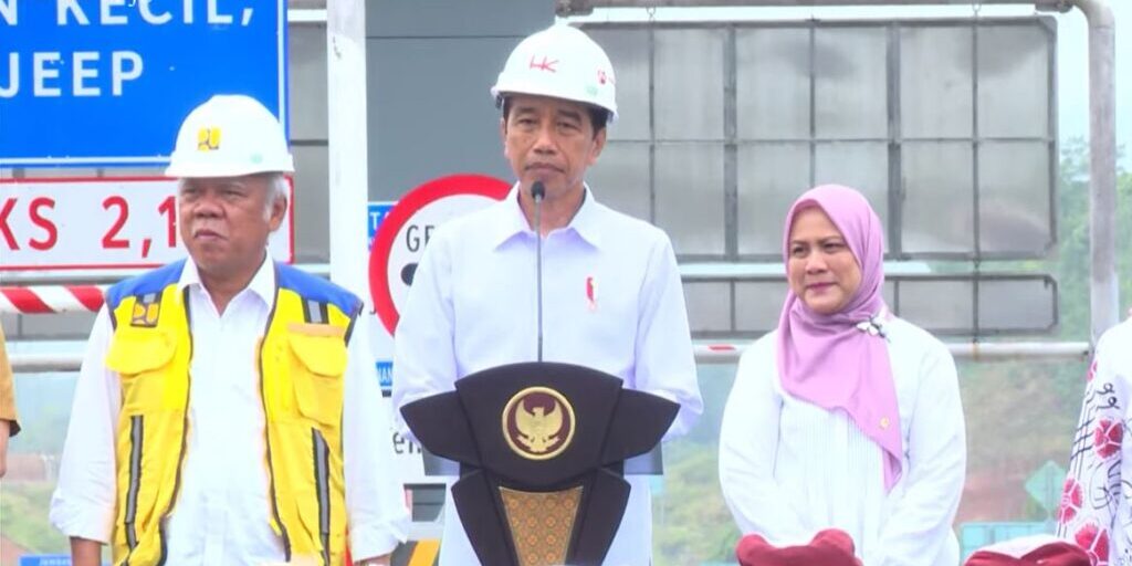 Presiden Joko Widodo didampingi Ibu Iriana meresmikan Jalan Tol Bengkulu-Taba Penanjung, di Provinsi Bengkulu, Kamis (20/7/2023). 