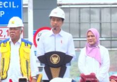 Presiden Joko Widodo didampingi Ibu Iriana meresmikan Jalan Tol Bengkulu-Taba Penanjung, di Provinsi Bengkulu, Kamis (20/7/2023). 
