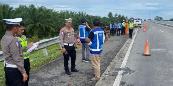 Personel Satlantas Polres Sergai mengevakuasi kendaraan pascakecelakaan di ruas Jalan Tol Sergai