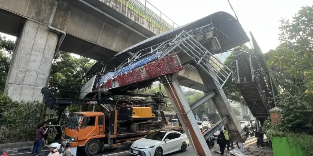 Selasa dini hari, 14 Juli 2026, sekitar pukul 01.00 WIB, sebuah truk lowbed Mitsubishi Taplooder yang mengangkut ekskavator dilaporkan menghantam dan tersangkut pada struktur Jembatan Penyeberangan Orang (JPO) di Jalan Raya Kapten Tendean, Mampang Prapatan, Jakarta Selatan.
