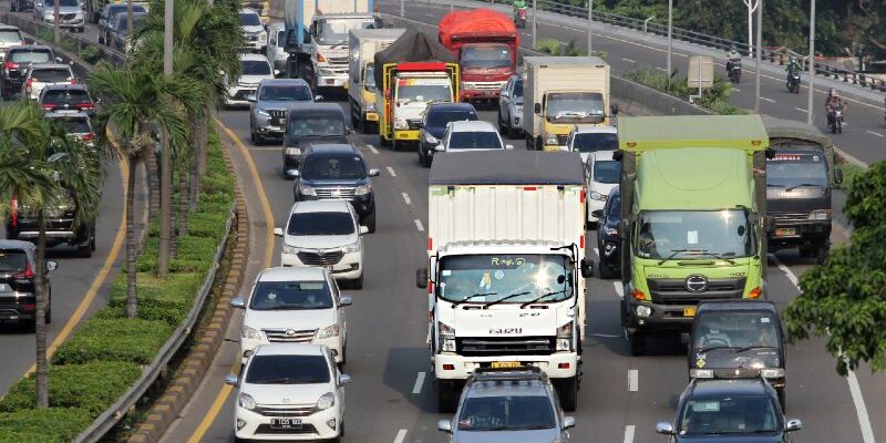 Truk logistik melewati jalan tol di Tb Simatupang, Jakarta, Rabu (28/4/2021)

