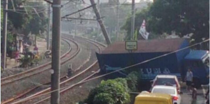 Foto: Sebuah truk menabrak tiang LAA (Listrik Aliran Atas) di jalur hilir antara Stasiun Pondok Ranji-Kebayoran dan saat ini masih dalam penanganan petugas. Untuk perjalanan KA belum bisa dilalui. 