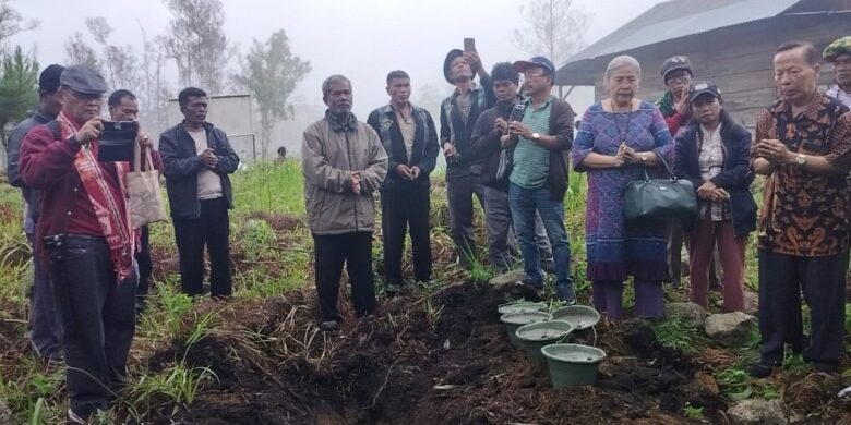 Para pengurus Punguan Manik Raja berfoto bersama di lokasi yang akan dijadikan sebagai tempat pembangunan tugu Manik Raja