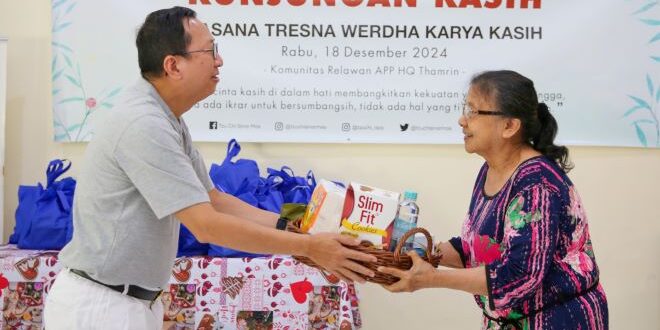 Pembina Tzu Chi APP HQ Thamrin, Suhendra Wiriadinata menyerahkan tali kasih

