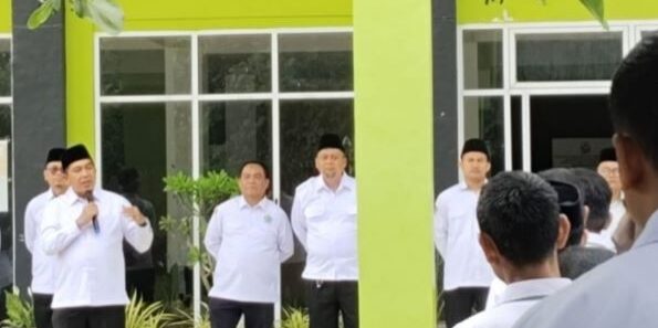 Rektor Universitas Islam Negeri Syekh Ali Hasan Ahmad Addary Padangsidimpuan, Sumper Mulia Harahap memimpin apel pagi 