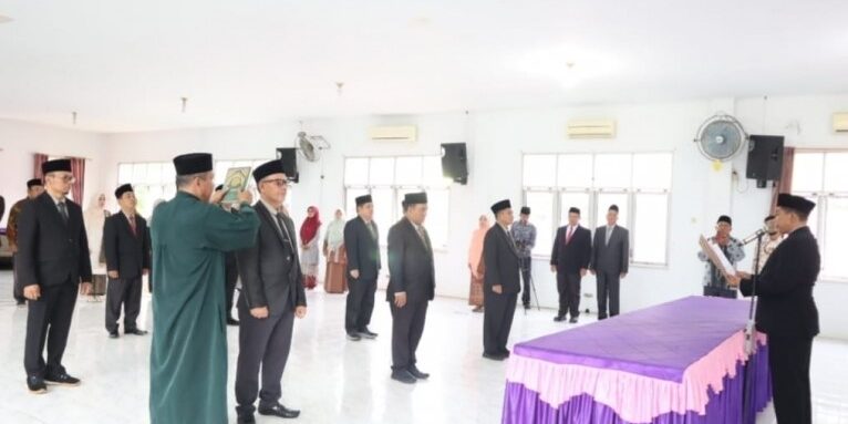 Rektor UIN Syahada Padangsidimpuan, Prof Dr H Sumper Mulia Harahap MAg melantik pejabat strategis
