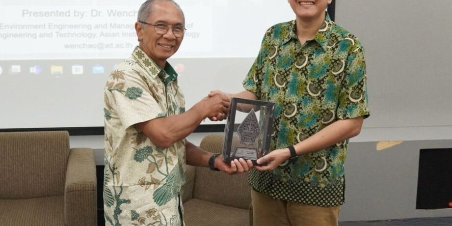 Rektor UPER Prof. Wawan memberi cendera mata kepada BRIN Prof. Reza