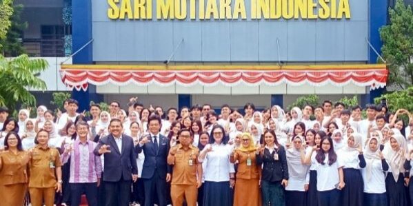 Wakil Presiden Onodera User Run Tsugeno Takashi, Ketua Yayasan Sari Mutiara Dr. Parlindungan Purba, M.M., dan Rektor USM Indonesia Prof. Dr. Ivan Elisabeth Purba, M.Kes foto bersama. (Foto: dok ist)